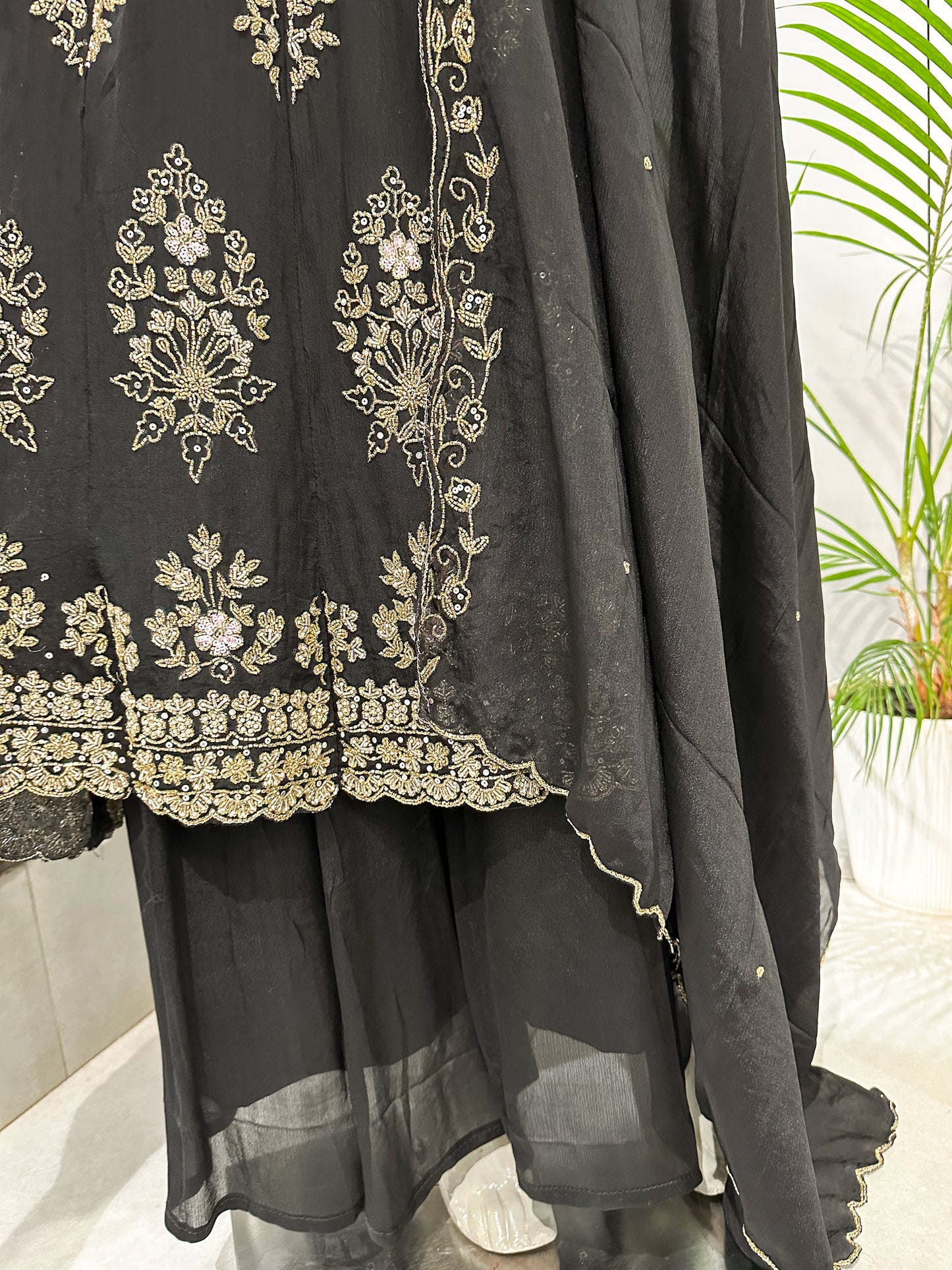 Bold black. Royal gold embroidery. Pure statement elegance š¤āØ