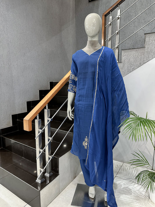Royal blue elegance made for spotlight moments 💙✨