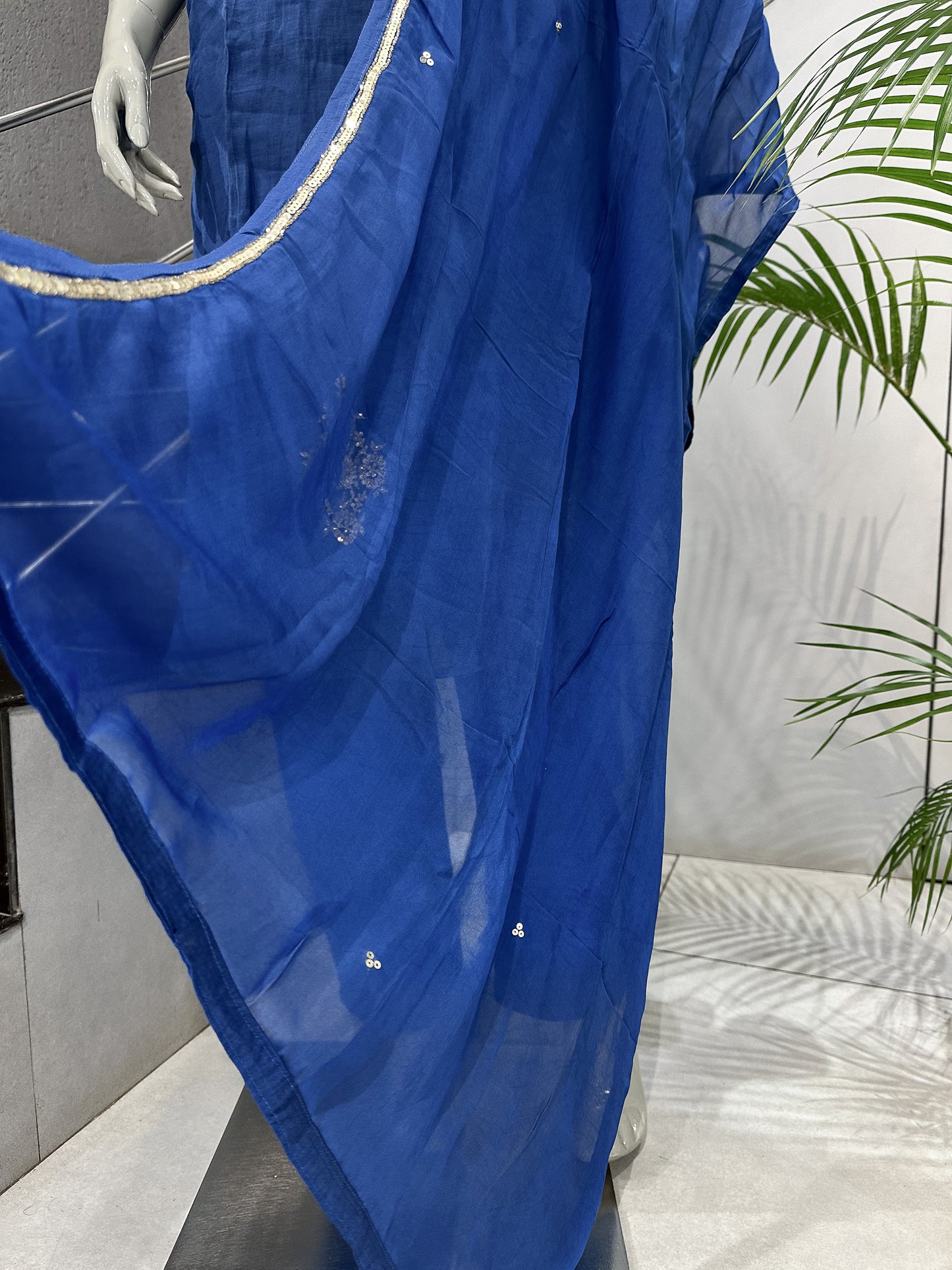 Royal blue elegance made for spotlight moments 💙✨